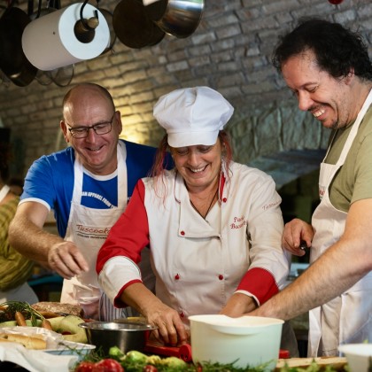 tuscookany-tuscany-cooking-classes-paola-teaching-at-casa-ombuto