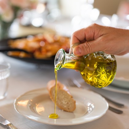 Olive oil and bread at Bellancino Tuscookany